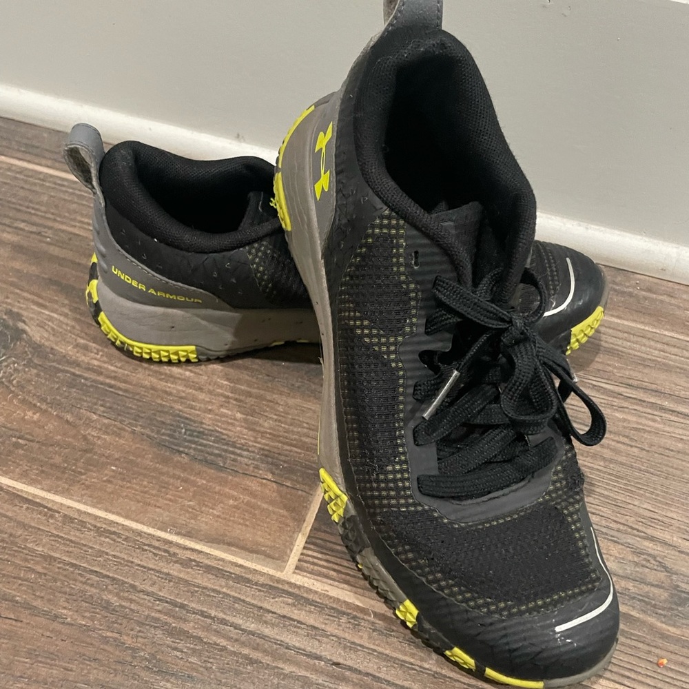 Under Armour size 5 youth boy shoes